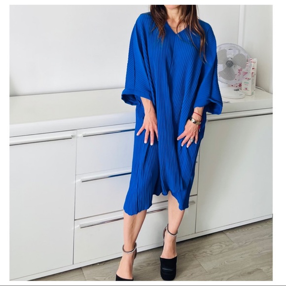 Made in Italy Stunning Chic and Stylish Pleated Dolman sleeve midi Dress - Picture 4 of 5